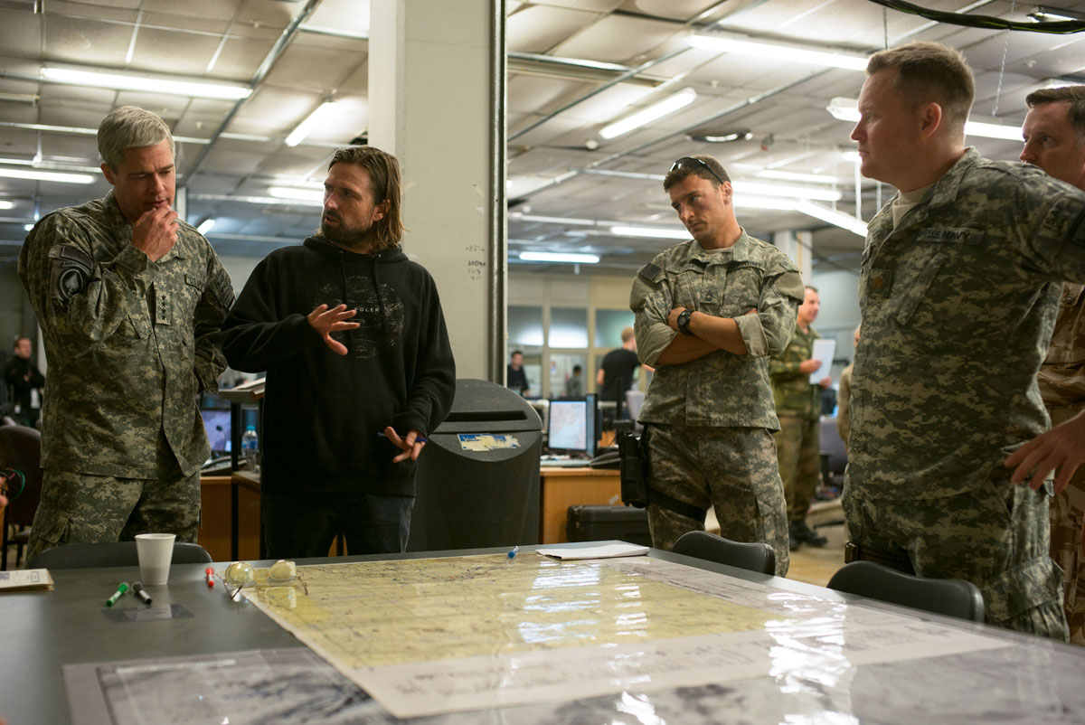 Brad Pitt and Director David Mich囘 behind the scenes in War Machine.